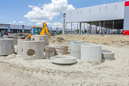 新的水泥预制管道用于建筑工地堆积的坑图片