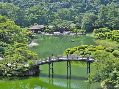 日本香川县高松市栗林花园的一座小山上的景色栗林庭园是日本最著名的图片