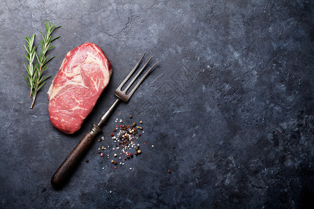 肉片草药和香料在石板上带有复制空间的顶端视图Spy图片