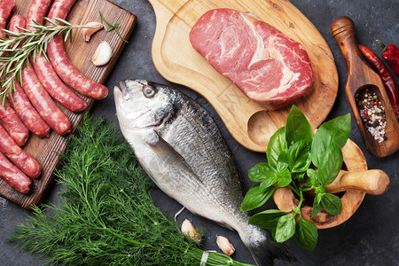 鸡舍鱼肉和食材烹饪桌背景图片