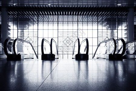 现代机场的现代自动扶梯图片