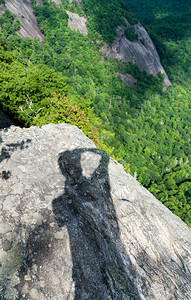 在北卡罗来纳州高地和出纳业者附近白边山顶的愚人岩石上图片