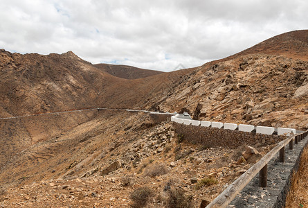 美丽的火山脉和山坡上的道路图片