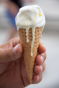 冰淇淋锥融化在图片