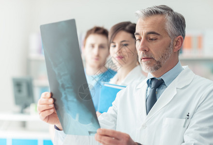 医院专业医疗团队检查患者的X光医疗保健和图片