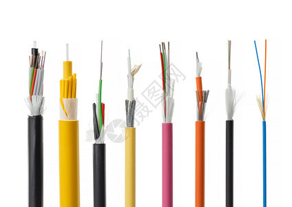 在白色背景上隔离的光纤电缆的集合图片