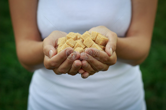 拿着红糖的女孩图片