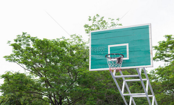 公园里的篮球架以绿树为背景图片