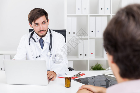 医生听他的病人谈论他的疾病的令人讨厌的症状医患对话图片