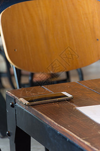 咖啡店或餐馆用木制餐桌图片