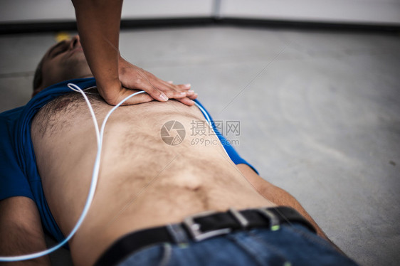 帮助一个昏迷男子使用除颤器图片