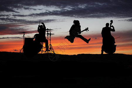 乐队在日落时在户外音乐会现场表演图片