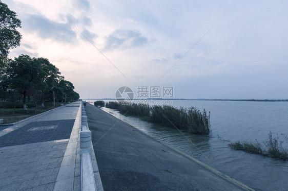 当地河岸小径特写图片