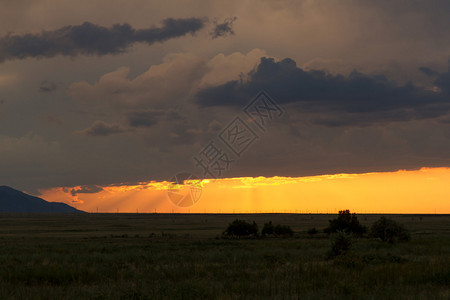 哈萨克斯坦Alakol湖附近日落时图片
