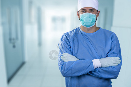 医生站在医院走廊的图片