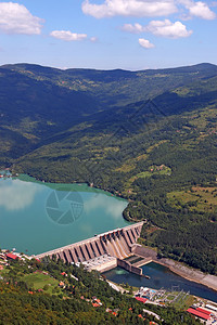 Drina河景观上的水电图片