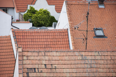 在房屋顶上查看新旧屋顶瓦片图片