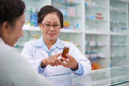 越南药剂师的阅读指示和推荐给客户的药物剂量图片
