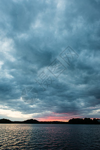 河边阳光灿烂的夏日夕阳背景