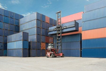 起重机将集装箱卸载到货物集装箱仓库用于图片