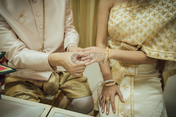 泰国婚礼把婚戒图片