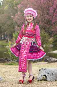 泰国清迈省Sakura开花背景上穿传统Hmong西装的Hmo图片