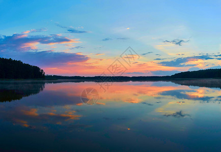 波兰Mazury湖区Lemiet湖上日落的美丽全景日落时的湖景图片