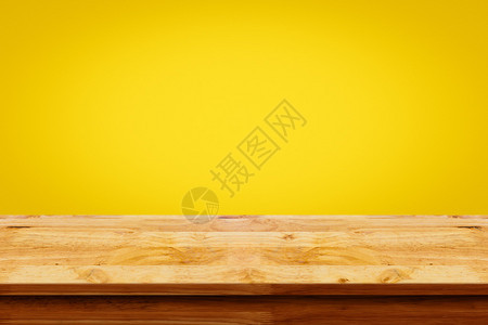 含有黄色梯度壁底的空木质桌用于显示或匹图片