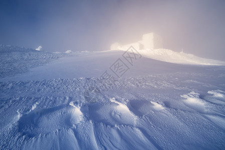 在山的冬天风景顶上的旧天文台雪和neve的美丽纹理喀尔巴阡山脉图片