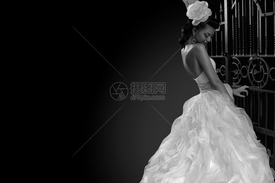 美丽的黑发新娘黑白照片图片