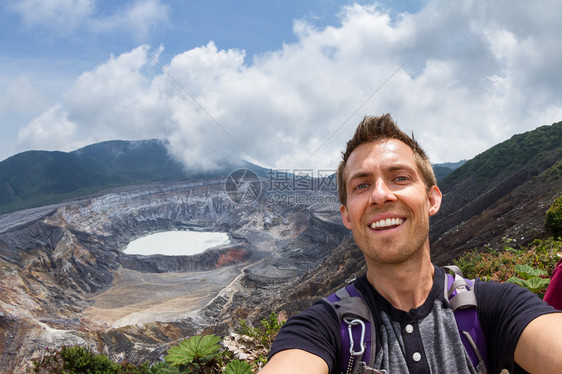 年轻男在背景中与波斯火山图片