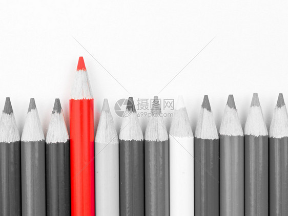 红铅笔站在单铬铅笔的中图片