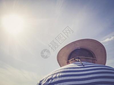 身戴帽子的男子背部仰视风景图片