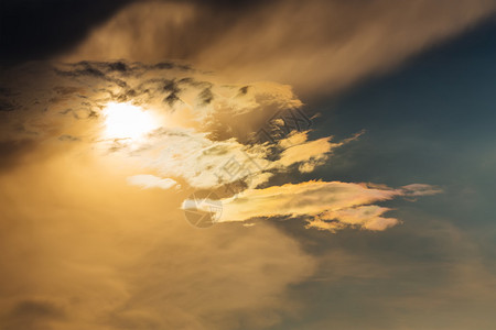 金色的夕阳与云层上的太阳云春天的太阳场景黄昏的天空图片