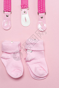 带有丰富多彩的粉红背景的新生儿棉袜复制文本空图片