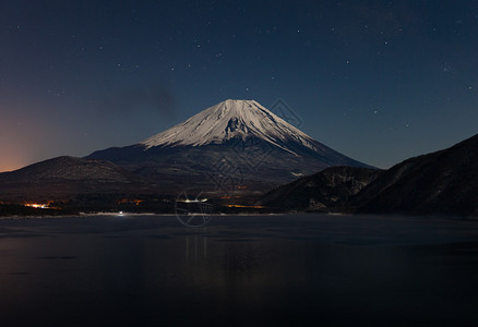 冬天晚上富士山和本栖湖图片