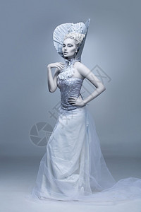 打扮成冬皇后的年轻美女的肖像创意化的妆品灰色背图片