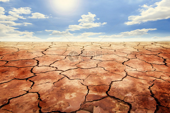 天空下干旱土地的干裂土壤图片