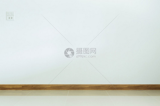 室内空房白瓷砖地板和白色迫图片
