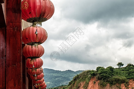 以福建乡村为背景的一排红灯笼图片