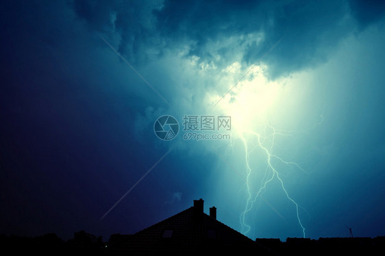 戏剧天空和暴风雨闪电击中了房子自图片