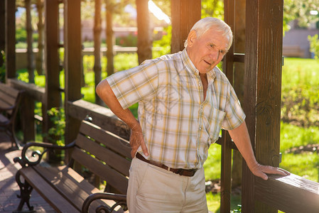 老年男子有背痛室外老年男脊椎疾病运动过程图片