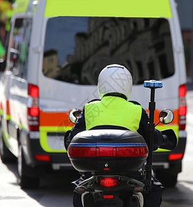 警察在紧急情况下用救护车驾驶警车和警笛在路图片