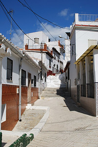 马拉加省Axarquia地区SostadelSol的VelezMalaga附近一条陡峭城镇街图片