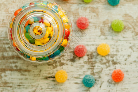 装满彩色糖豆的玻璃碗背景图片