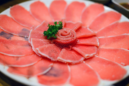盘子上沙布或苏kiyaki的新鲜猪肉片日本图片