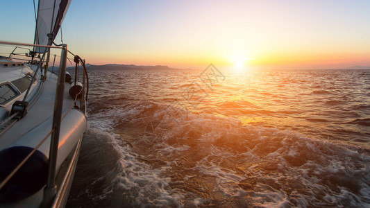 在爱琴海乘坐游艇欣赏壮丽的日落图片
