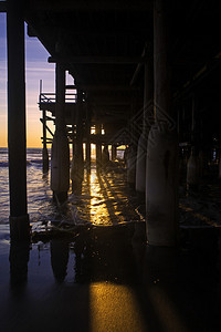 在太平洋海滩码头的日落图片