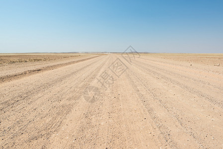 穿越五彩缤纷的纳米布沙漠的砾石直道图片