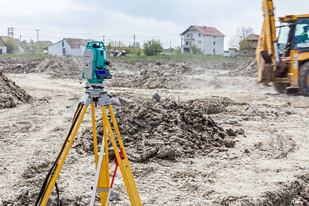 测量员工程师在施工现场测量水平的设备测量员确保在进行大型建筑项目之前图片